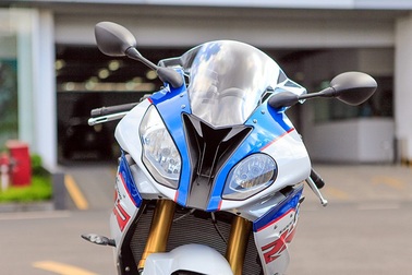 Giá bán gần 600 triệu đồng, BMW S1000RR có gì?