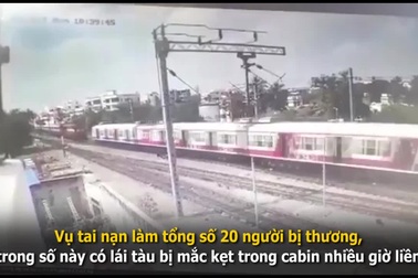 Khoảnh khắc hai đoàn tàu lao thẳng vào nhau ở Ấn Độ