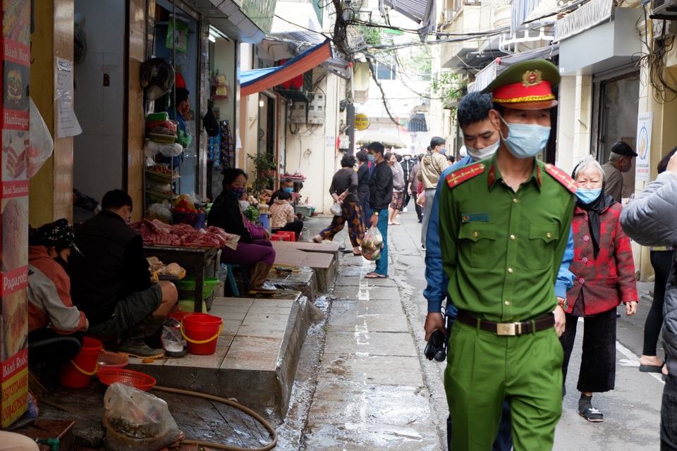 Chống Covid-19: “Phố chợ” kẻ vạch an toàn 2m, không bán cho người vi phạm - 12 Chống Covid-19: “Phố chợ” kẻ vạch an toàn 2m, không bán cho người vi phạm - 12