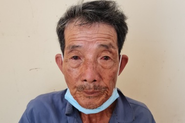 Người đàn ông tự tháo dây phong tỏa, đánh lực lượng chức năng