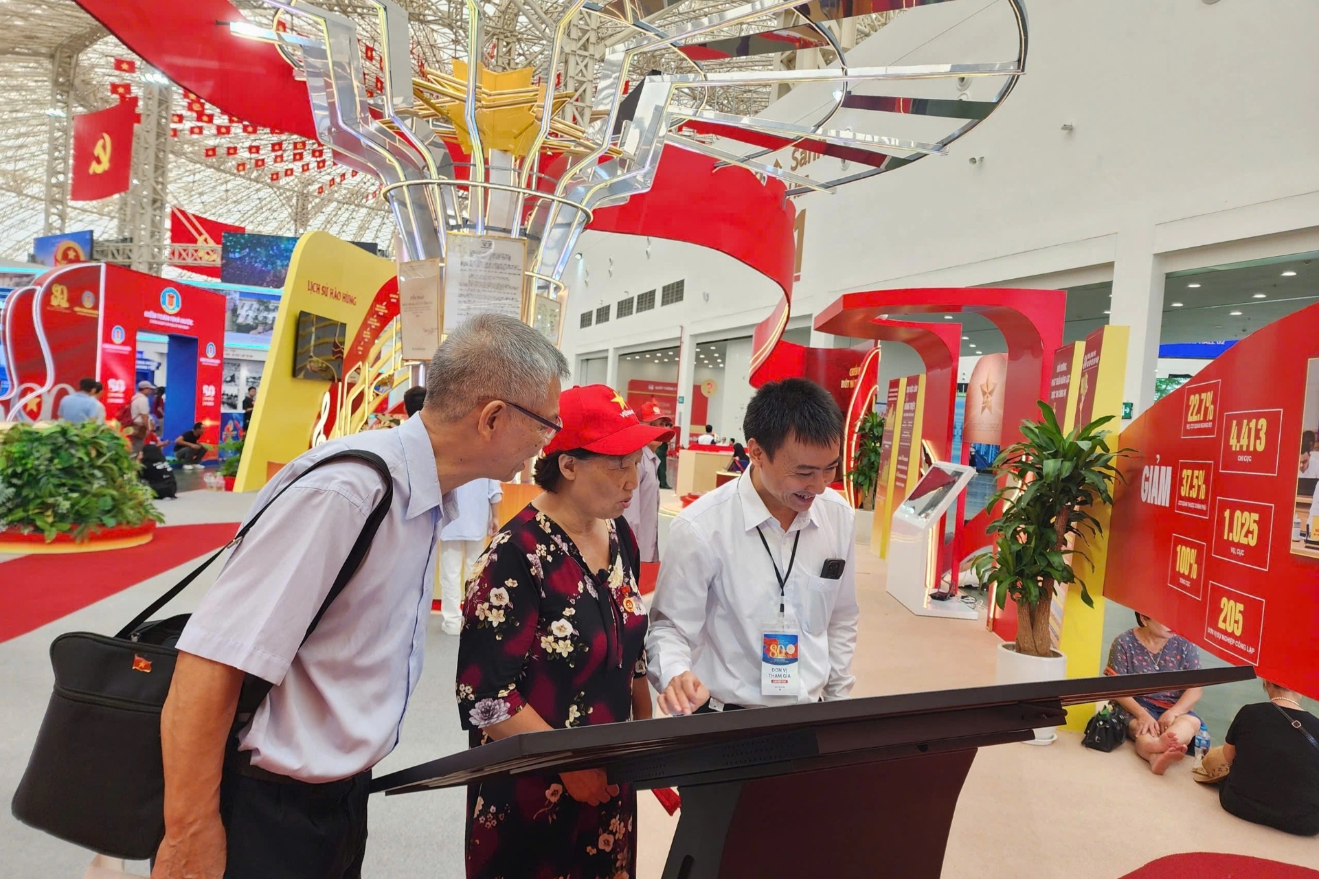 Nhiều năm tuyệt vọng, gia đình bất ngờ tìm thấy mộ liệt sỹ tại triển lãm