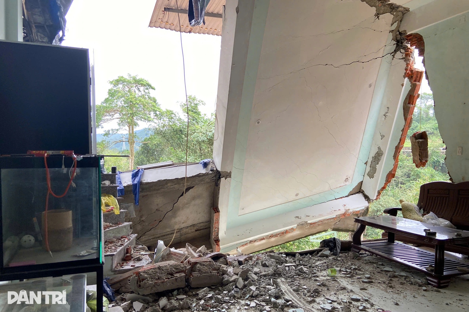 Sạt lở xé toạc nhà dân, đe dọa khách sạn, hàng chục người tháo chạy - 3