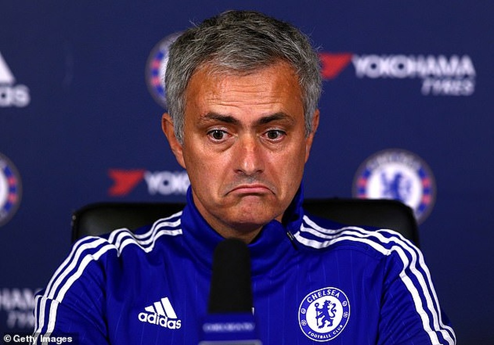 HLV Mourinho nổi điên, quyết truy tìm kẻ phản bội - 2 HLV Mourinho nổi điên, quyết truy tìm kẻ phản bội - 2
