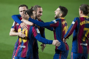 Messi lập siêu phẩm sút phạt, Barcelona soán vị trí của Real Madrid