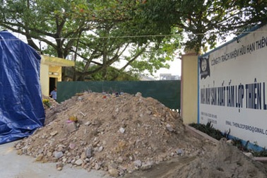 Dân đổ đất lấp cổng nhà máy, tố gây ô nhiễm