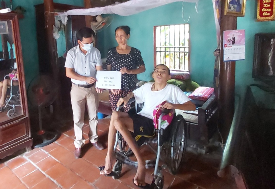 Bạn đọc tiếp tục giúp đỡ người phụ nữ có chồng, con nằm liệt giường - 2 Bạn đọc tiếp tục giúp đỡ người phụ nữ có chồng, con nằm liệt giường - 2