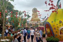 Du khách nườm nượp đổ về ngôi chùa cảnh đẹp như "chốn thần tiên" ở Bạc Liêu