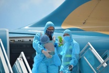 Chuyên gia mách cách đi máy bay an toàn trong mùa dịch