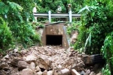 Trú mưa trong cống, hai vợ chồng bị lũ cuốn