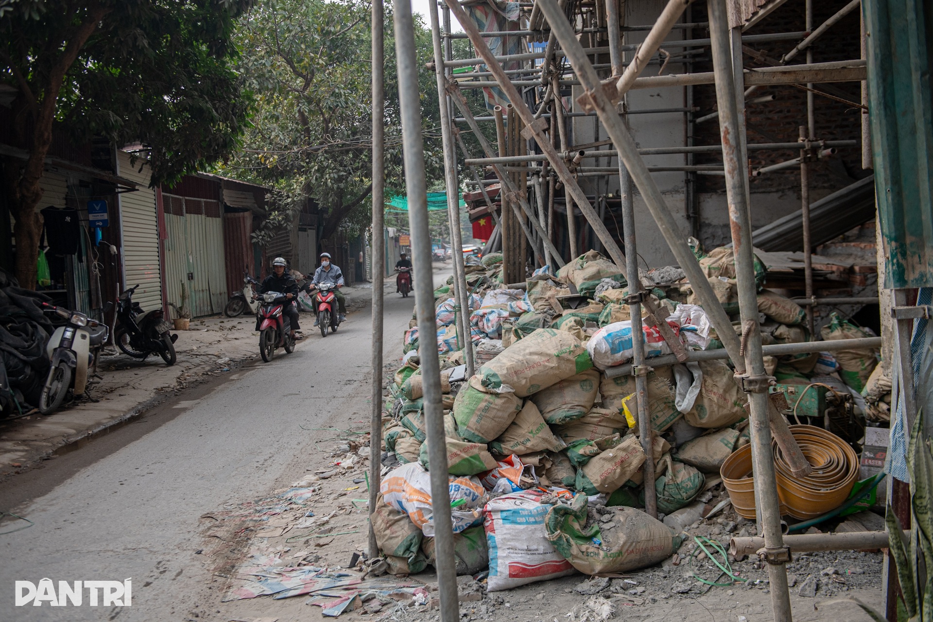 Hiểm nguy từ giàn giáo xây dựng treo lơ lửng trên đầu người dân Thủ đô - 10 Hiểm nguy từ giàn giáo xây dựng treo lơ lửng trên đầu người dân Thủ đô - 10