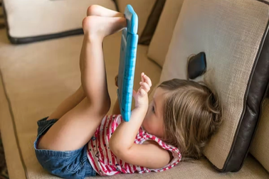 Đã đến lúc cha mẹ nên thay đổi cách quản lý con dùng thiết bị điện tử