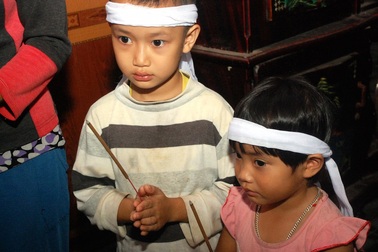 Bố mất, mẹ ốm đau, hai đứa trẻ mịt mờ tương lai
