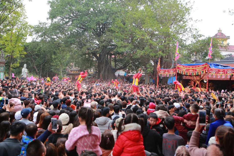 Hàng nghìn người tham dự lễ rước quả pháo khổng lồ ở Đồng Kỵ - 12 Hàng nghìn người tham dự lễ rước quả pháo khổng lồ ở Đồng Kỵ - 12