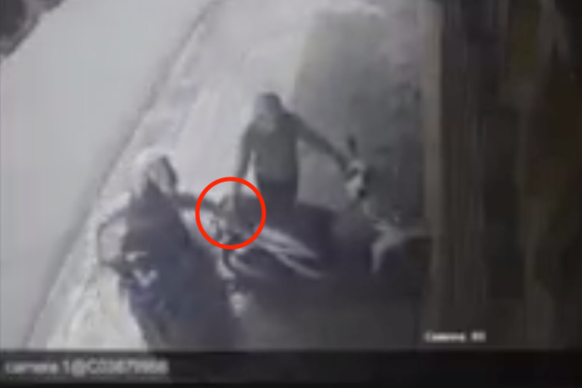 Bị giật điện thoại, cô gái trẻ phóng xe máy đuổi theo tên cướp gần 2km - 1 Bị giật điện thoại, cô gái trẻ phóng xe máy đuổi theo tên cướp gần 2km - 1