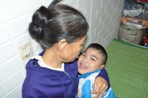 Cậu bé bại não sống cầm cự qua ngày nhờ những suất cơm từ thiện