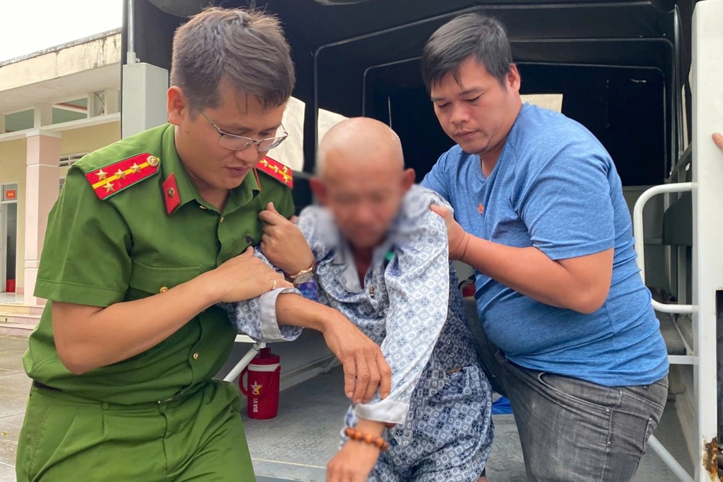 Người đàn ông đi lạc hơn 150km cùng chú chó nhỏ - 2 Người đàn ông đi lạc hơn 150km cùng chú chó nhỏ - 2