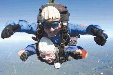 92 tuổi nhảy dù mừng sinh nhật