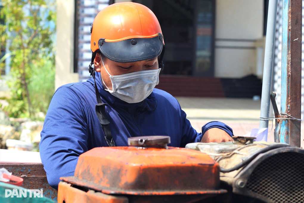Đội nắng bơm nước miễn phí giúp dân sau bão Noru - 1 Đội nắng bơm nước miễn phí giúp dân sau bão Noru - 1