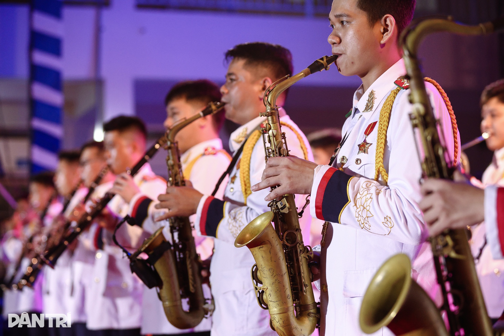 Ấn tượng đêm nhạc giao lưu cán bộ chiến sĩ Cảnh sát cơ động TPHCM - 2 Ấn tượng đêm nhạc giao lưu cán bộ chiến sĩ Cảnh sát cơ động TPHCM - 2
