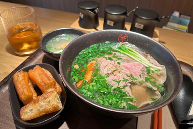 Khách Việt nói gì khi ăn phở 265.000 đồng tại quán của Chipu ở Trung Quốc?