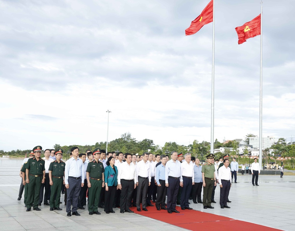 Tổng Bí thư dâng hương trước Tượng đài Chủ tịch Hồ Chí Minh tại Phú Quốc - 1