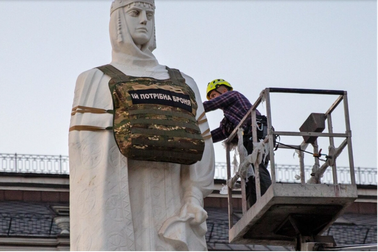 Tượng thánh ở Ukraine được mặc "áo chống đạn"