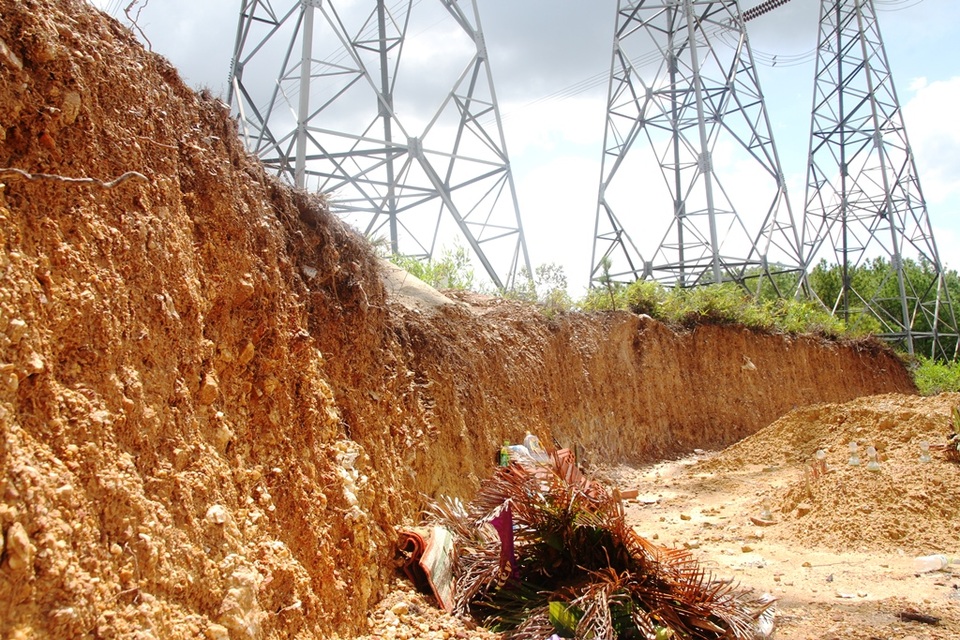 Chân cột điện 500KV bị gặm sát, lãnh đạo truyền tải điện nói... không sao - 10 Chân cột điện 500KV bị gặm sát, lãnh đạo truyền tải điện nói... không sao - 10