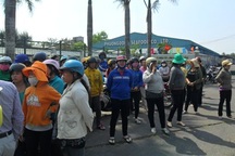 Hàng trăm công nhân đình công đòi thưởng Tết