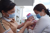 Hài nhi hở hàm ếch bị bố mẹ bỏ rơi được đưa vào trung tâm nuôi dưỡng