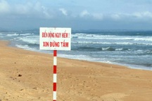 Liên tiếp xảy ra đuối nước vì tắm biển mùa sóng to gió lớn