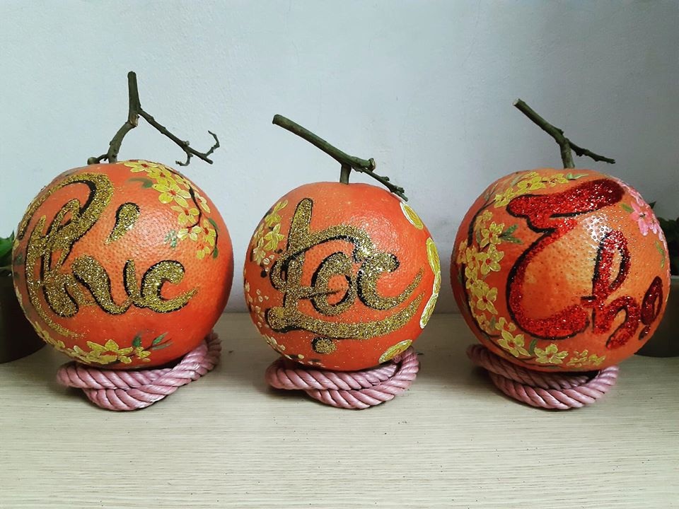 Buôn bưởi ế ẩm, thuê người vẽ chi chít lên quả lại đắt như tôm tươi - 3 Buôn bưởi ế ẩm, thuê người vẽ chi chít lên quả lại đắt như tôm tươi - 3