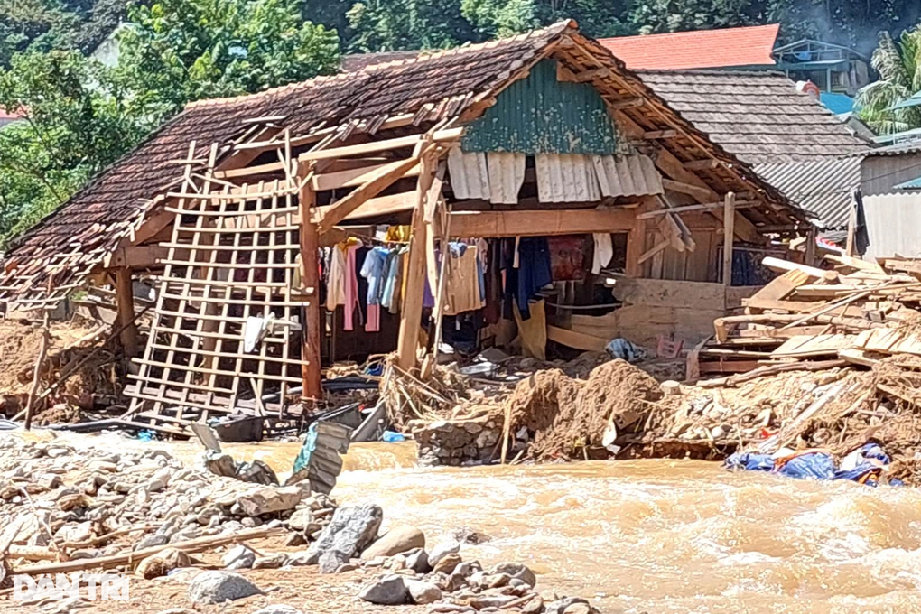 Lũ quét kinh hoàng ở Nghệ An: Hơn 200 người lang thang ở nhờ - 6 Lũ quét kinh hoàng ở Nghệ An: Hơn 200 người lang thang ở nhờ - 6