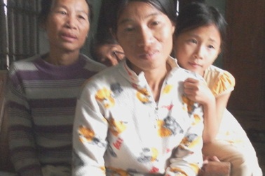 Đôi vợ chồng già nuôi con tâm thần, cháu nhỏ