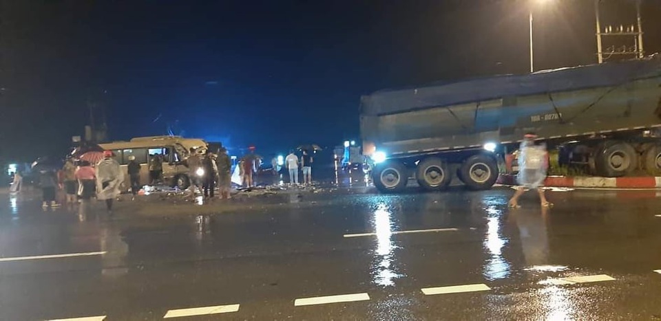Yên Bái: Va chạm giữa ô tô khách và xe đầu kéo, 4 người bị thương - 1 Yên Bái: Va chạm giữa ô tô khách và xe đầu kéo, 4 người bị thương - 1