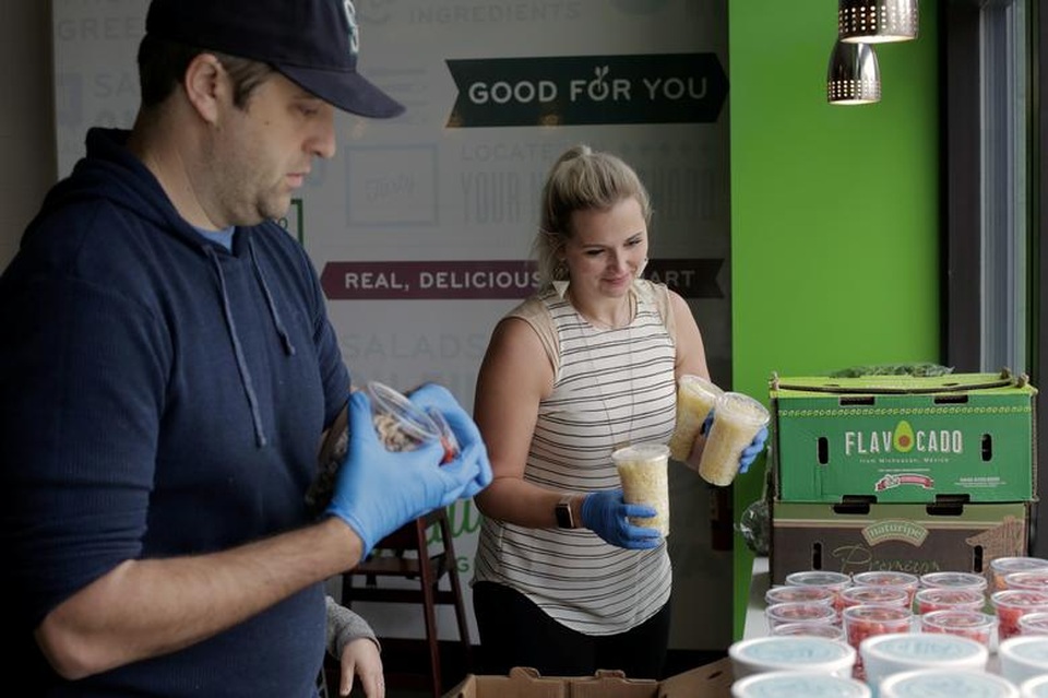 Hành động đẹp “thắp sáng” những ngày dịch Covid-19 - 2