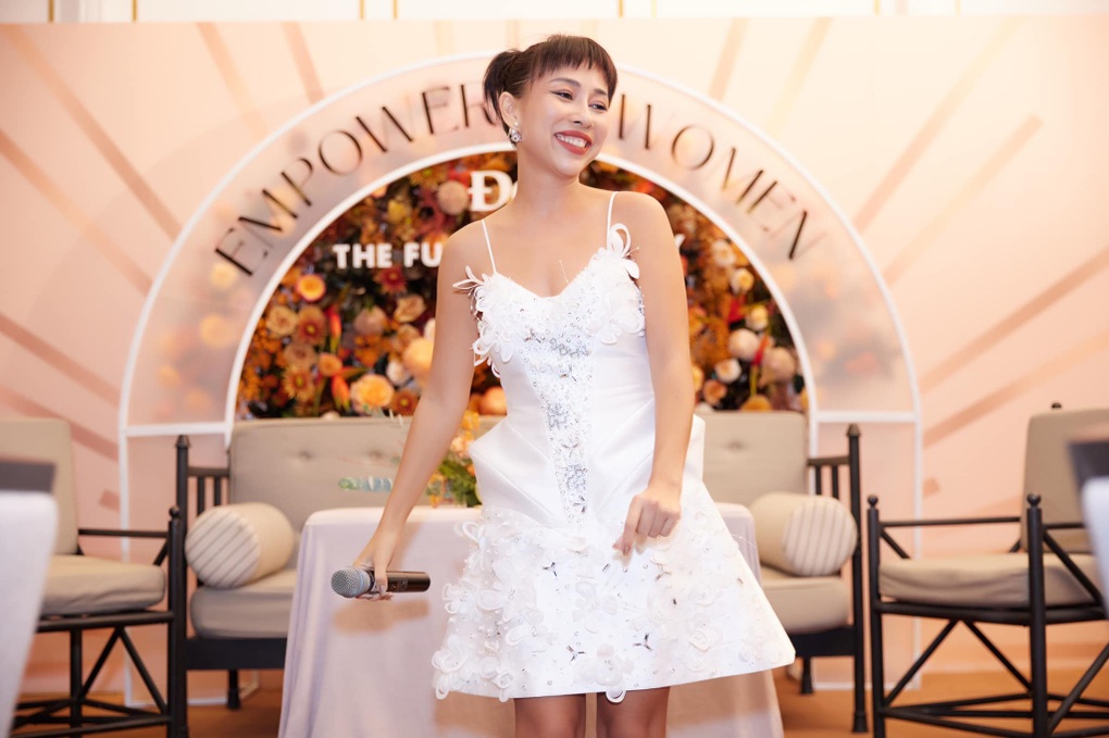 Á hậu Hoàng Oanh khoe lưng trần gợi cảm sánh đôi cùng MC Quang Bảo - 4 Á hậu Hoàng Oanh khoe lưng trần gợi cảm sánh đôi cùng MC Quang Bảo - 4