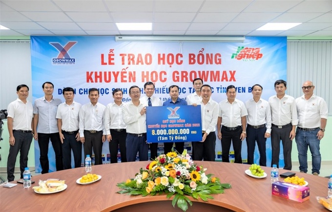 Công ty TNHH Thức ăn thủy sản GrowMax và Báo Nông nghiệp Việt Nam công bố thành lập Quỹ khuyến học GrowMax với số tiền 8 tỷ đồng dành cho học sinh nghèo các tỉnh ven biển. Ảnh: Hồng Thuỷ.