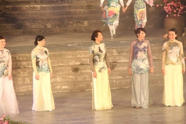 Ấn tượng lạ trong đêm Lễ hội Áo dài Huế