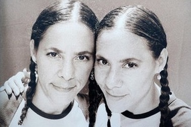 Chị em song sinh chia sẻ với nhau mọi thứ, kể cả... bạn trai