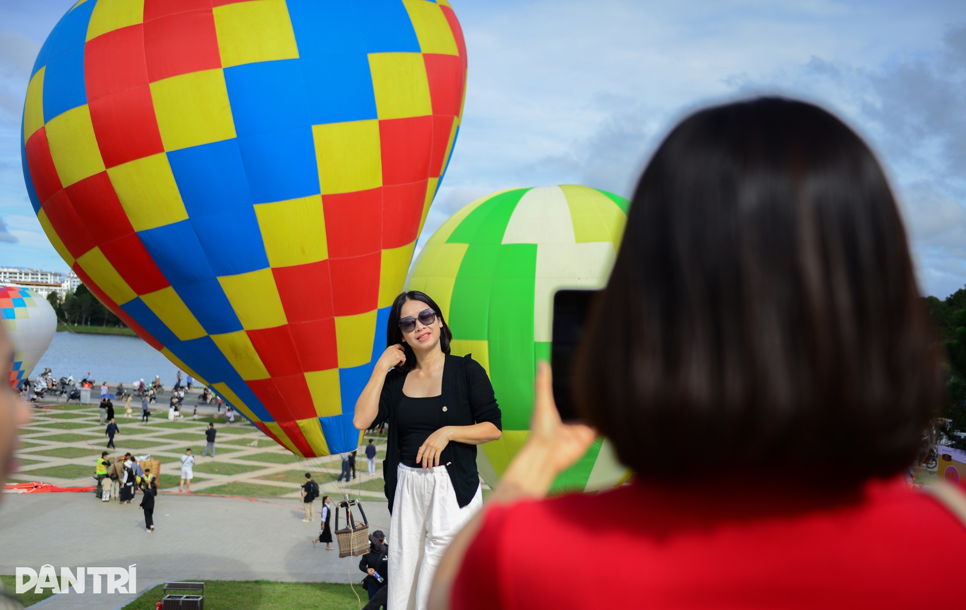 Langit Da Lat berwarna-warni semasa festival belon udara panas - 8 Bầu trời Đà Lạt rực rỡ sắc màu trong lễ hội khinh khí cầu - 8