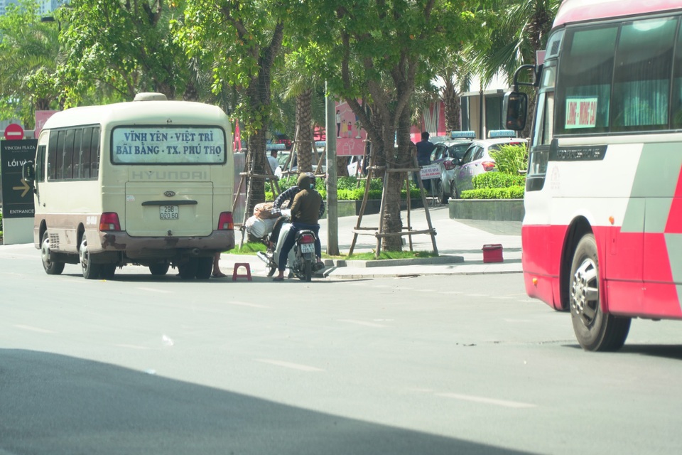 Nhìn từ trên cao nạn xe khách bất trị tại Hà Nội - 6 Nhìn từ trên cao nạn xe khách bất trị tại Hà Nội - 6