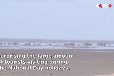 Ảo ảnh hồ nước bất ngờ xuất hiện giữa sa mạc khô cằn ở Trung Quốc