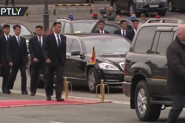 Cận vệ chạy theo xe chở ông Kim Jong-un tại Nga