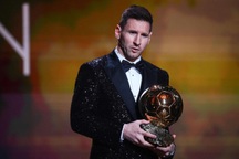 Lionel Messi đón tin buồn ngay sau khi nhận giải Quả bóng vàng