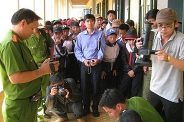 Mang dao đến lớp đâm chết bạn học