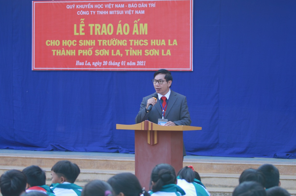 Trao tặng các em học sinh miền núi 449 chiếc áo ấm giữa ngày đông lạnh giá - 4 Trao tặng các em học sinh miền núi 449 chiếc áo ấm giữa ngày đông lạnh giá - 4