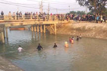 Ngâm mình dưới sông, đốt lửa trên bờ để tìm kiếm bé trai 9 tuổi mất tích