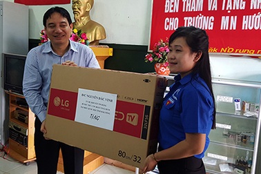 Bí thư T.Ư Đoàn kiểm tra xây dựng nhà bán trú cho HS nghèo