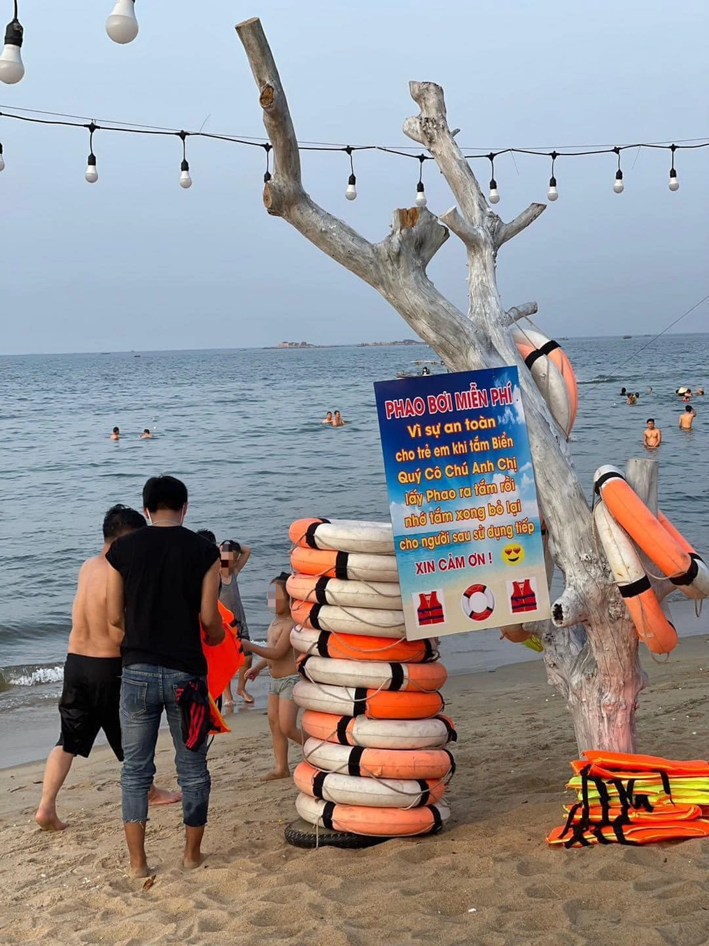 Chủ quán đặt phao bơi miễn phí ở biển vì thấy người nghèo đắn đo thuê - 1 Chủ quán đặt phao bơi miễn phí ở biển vì thấy người nghèo đắn đo thuê - 1