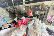 Về "làng giặt rác" ở Bắc Ninh người dân làm giàu từ những núi rác nilon